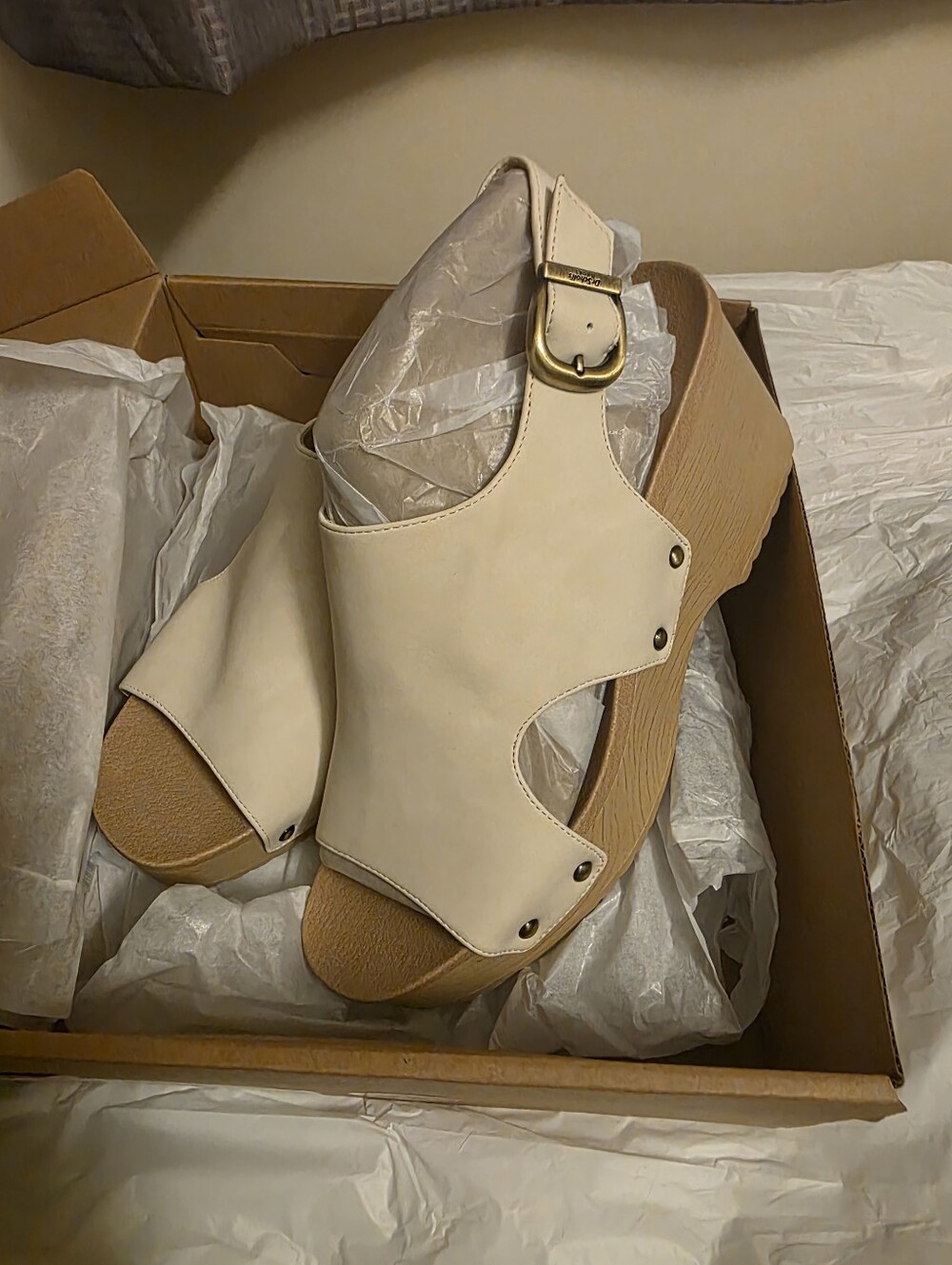 Dr. Scholls Women’s Cream Leather Slingback Clog Sandals1